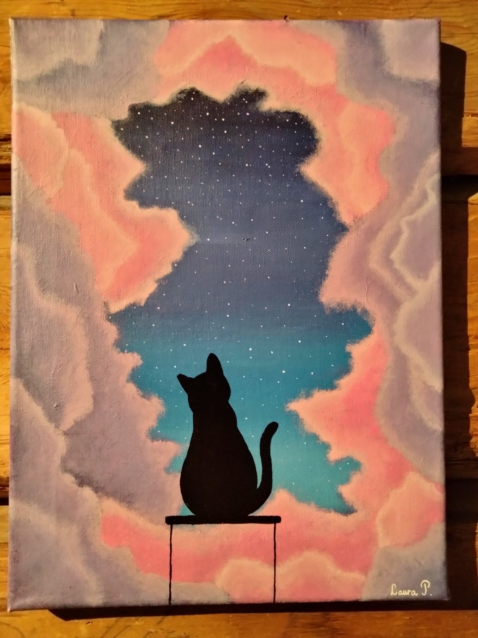Taideteoksessa musta kissaa esittävä siluetti katsoo yötaivasta. Taivas on kuvassa repeytynyt aukko muutoin punasävyisessä taustassa.